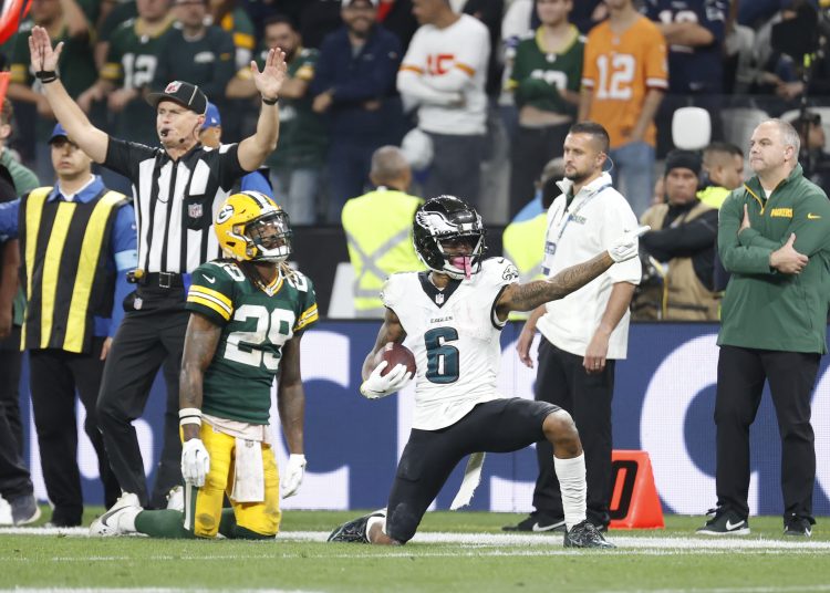 AMDEP6327. SAN PAULO (BRASIL), 06/09/2024.- Devonta Smith (c) de Eagles celebra este viernes, en un partido de la NFL entre Green Bay Packers y Philadelphia Eagles en el estadio Neo Química Arena en São Paulo (Brasil). EFE/ Sebastiao Moreira
