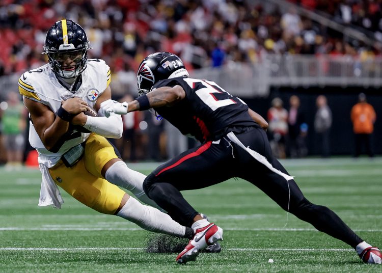 Atlanta (United States), 08/09/2024.- Pittsburgh Steelers quarterback Justin Fields (L) in action against Atlanta Falcons safety Richie Grant (R) during the second half of a NFL American football game between the Pittsburgh Steelers and the Atlanta Falcons in Atlanta, Georgia, USA, 08 September 2024. EFE/EPA/ERIK S. LESSER