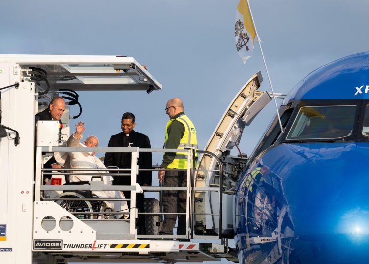 -FOTODELDÍA- Roma, 26 sep (EFE).- El papa Francisco emprendió este jueves el 46 viaje de su pontificado a Luxemburgo y Bélgica, desde donde lanzará mensajes sobre el papel de Europa para conseguir la paz y la acogida de migrantes, pero también afrontará el escándalo de los abusos sexuales.El avión en el que viaja el papa, la delegación vaticana y 65 periodistas partió de Roma a primera hora y su primera etapa será Luxemburgo, donde permanecerá solo 8 horas. EFE/ Telenews via Ansa