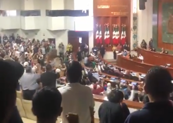 Universitarios irrumpen Congreso de Sinaloa contra el dictamen de reforma a Ley Orgánica de la UAS