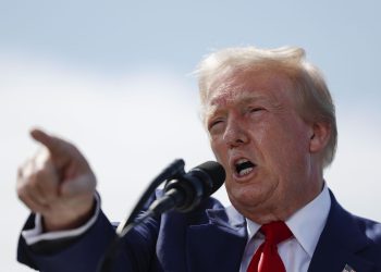 Trump amenaza a fabricante con aranceles del 200% si traslada producción a México