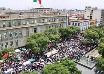 Miles de estudiantes universitarios abarrotaron la Corte, apoyan la Reforma