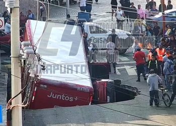 ¡Impactante! Se abre socavón en Irapuato, caen camión refresquero y carro con familia