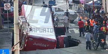 ¡Impactante! Se abre socavón en Irapuato, caen camión refresquero y carro con familia