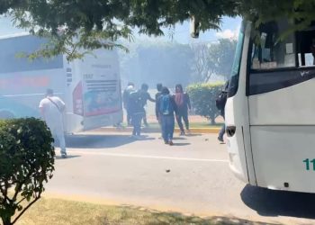 Normalistas de Ayotzinapa lanzan petardos a instalaciones del 27 batallón de infantería en Iguala