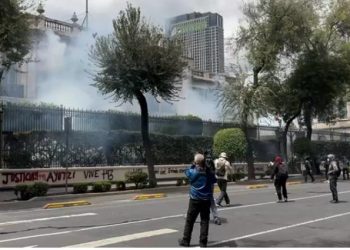 Estudiantes de Ayotzinapa lanzan petardos a la Segob