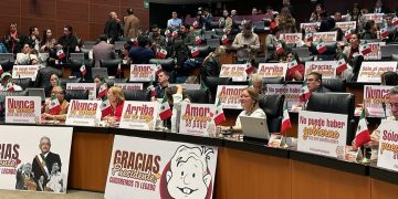 Morena en el Senado se da festín de elogios a López Obrador