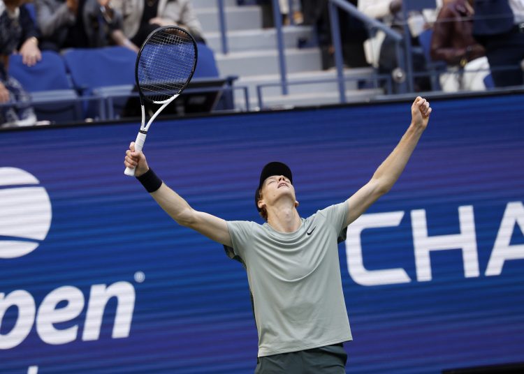 Flushing Meadows (United States), 08/09/2024.- Jannik Sinner of Italy in celebrates his victory against Taylor Fritz of the United States during their men's final match of the US Open Tennis Championships at the USTA Billie Jean King National Tennis Center in Flushing Meadows, New York, USA, 08 September 2024. (Tenis, Italia, Estados Unidos, Nueva York) EFE/EPA/JOHN G. MABANGLO