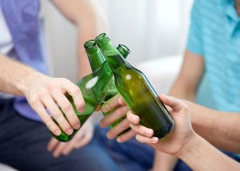 Advierten especialistas que uno de cada cinco adolescentes ha consumido alcohol