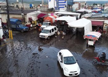 Cierran calles en Amecameca para limpiarlas tras desbordamiento de río