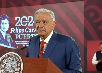 López Obrador promete no actuar contra la persona que le arrojó una botella de agua