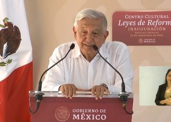 López Obrador es recibido en Veracruz en medio de protestas
