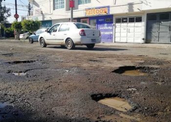 Tras caer en baches, automovilistas enfrentan un proceso largo para obtener pago de daños