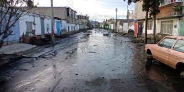Otra vez lluvias aumentan el nivel de agua en calles de Chalco