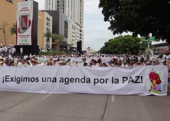 Culiacanenses marchan por la paz tras 20 días de violencia en Sinaloa