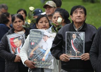 Miles de personas acuden al velorio de Alberto Fujimori