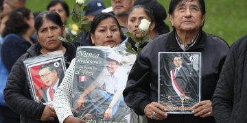 Miles de personas acuden al velorio de Alberto Fujimori