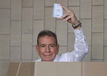 González Urrutia denuncia “coacciones y amenazas” en su salida de Caracas