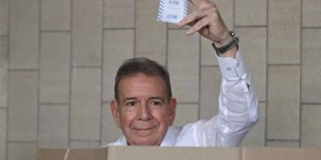 González Urrutia denuncia “coacciones y amenazas” en su salida de Caracas