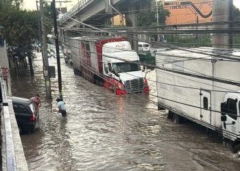 Fuertes lluvias dejan inundaciones en Coacalco y Ecatepec