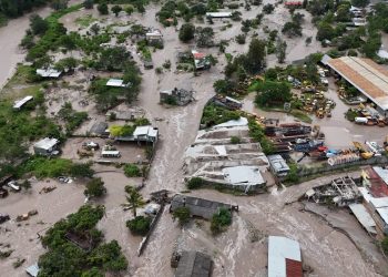 Inundan río y presa decenas de casas en Petaquillas, Guerrero