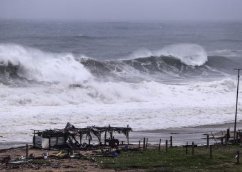 Esperan que huracán John toque tierra en Michoacán; provoca afectaciones en carreteras de Guerrero