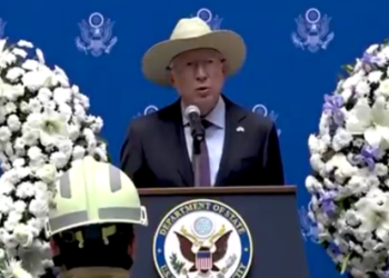 Vivimos tiempos en los que la democracia tiembla: Ken Salazar