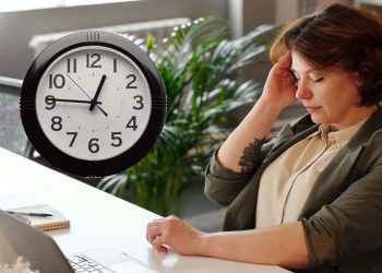 Reducción de jornada laboral mejoraría conciliación entre vida personal y laboral: especialistas
