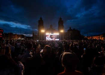 Más de 70 mil personas acudieron a proyección de concierto de Juan Gabriel