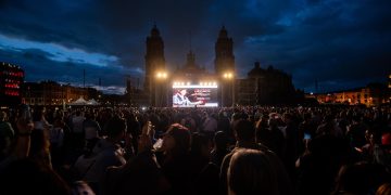 Más de 70 mil personas acudieron a proyección de concierto de Juan Gabriel