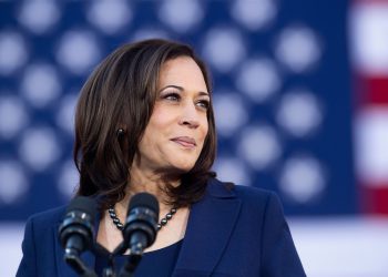 Con medidas económicas y educativas, Harris busca captar voto latino