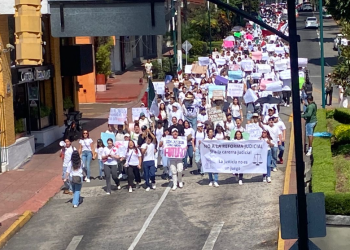 Marchan universitarios en Xalapa contra reforma al Poder Judicial