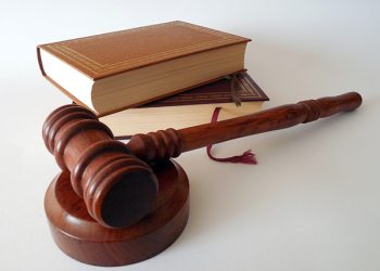 Marchan universitarios en Xalapa contra reforma al Poder Judicial