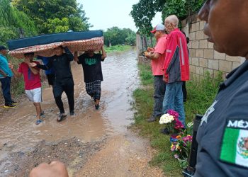 Ríos desbordados e inundaciones deja John en municipios michoacanos