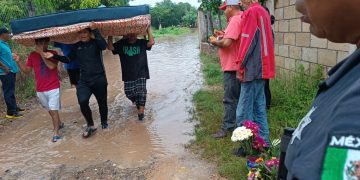 Ríos desbordados e inundaciones deja John en municipios michoacanos