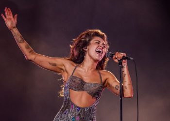 Demandan a Miley Cyrus por copiar partes de un tema de Bruno Mars para su éxito ‘Flowers’