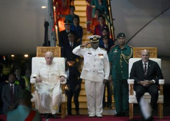 Papa Francisco llega a Papúa Nueva Guinea, su primera vez en Oceanía
