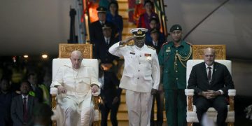 Papa Francisco llega a Papúa Nueva Guinea, su primera vez en Oceanía