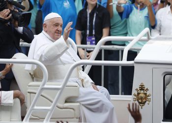 Papa Francisco celebró misa para 100,000 personas en Yakarta