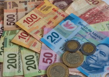 El peso cae a las 20 unidades por dólar, nivel no visto desde 2022