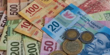 El peso cae a las 20 unidades por dólar, nivel no visto desde 2022