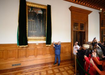 Devela López Obrador su retrato oficial