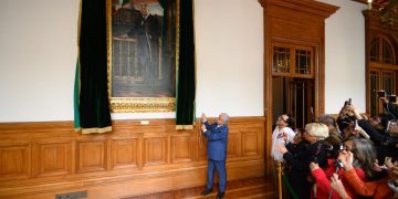 Devela López Obrador su retrato oficial