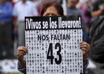 Ayotzinapa: 10 años, el grito sigue en las calles.                 “Los policias no llegaron a dialogar, accionaron sus armas” explica sobreviviente.  “La DEA intervino las comunicaciones” relata Juárez Franco en su libro: la eterna noche de los 43.