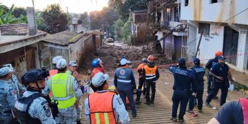 Tragedia en Xalapa se deslava cerro y cobra vida de una familia