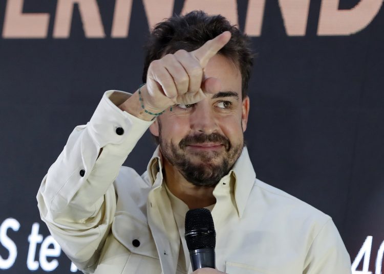 MEX3345. CIUDAD DE MÉXICO (MÉXICO), 23/10/2024.- Fernando Alonso, piloto español de la escudería Aston Martin de la Fórmula Uno, saluda a fanáticos durante un acto protocolario este miércoles, en la Ciudad de México (México). Alonso, bicampeón de la Fórmula Uno, aseguró que a pesar de tener más de dos décadas de carrera en la máxima categoría del automovilismo, no tiene más facilidad para conducir que un novato. EFE/Mario Guzmán