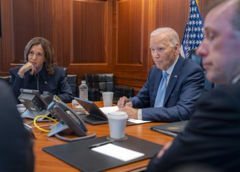 Biden y Harris visitan las zonas devastadas por el huracán Helene en EU