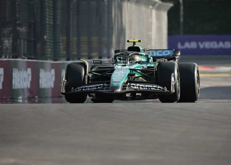 AME1004. CIUDAD DE MÉXICO (MÉXICO), 25/10/2024.- El piloto español del equipo Aston Martin Fernando Alonso, participa en la segunda sesión de prácticas este viernes del Gran Premio de Fórmula 1 en el Autódromo Hermanos Rodriguez de la Ciudad de México (México). EFE/José Méndez