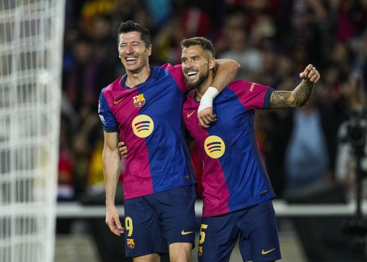 BARCELONA, 01/10/2024.- El delantero del FC Barcelona Robert Lewandowski (i) celebra con Íñigo Martínez su segundo gol, cuarto del equipo blaugrana, durante el encuentro correspondiente a la segunda jornada de la Liga de Campeones que disputan hoy martes FC Barcelona y Young Boys en el Estadio Olímpico Lluis Companys, en Barcelona. EFE/Alejandro García