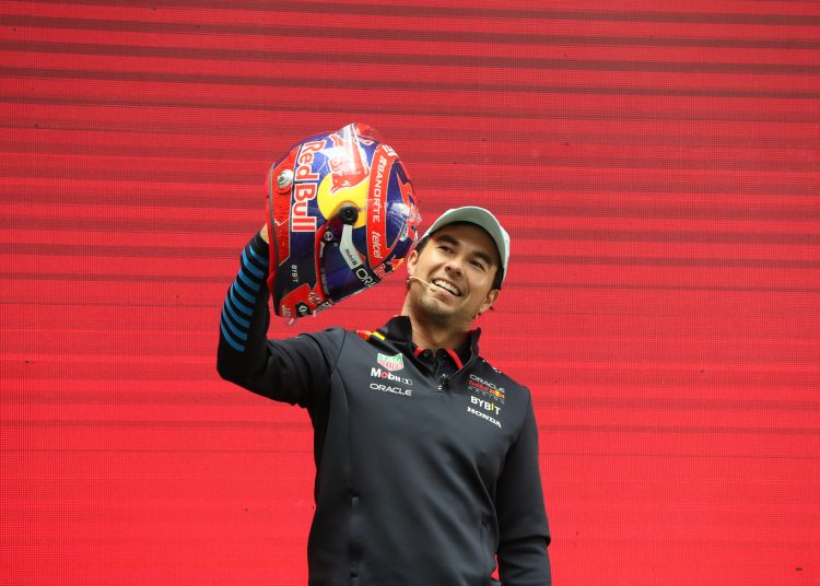 MEX3281. CIUDAD DE MÉXICO (MÉXICO), 23/101/2024.- El piloto mexicano Sergio 'Checo' Pérez, posa este miércoles, durante una rueda de prensa en la Ciudad de México (México). Sergio 'Checo' Pérez, subcampeón de la Fórmula Uno, aseguró que el Gran Premio de México que se correrá el domingo, es una carrera diferente por la gran altitud sobre el mar y en allá puede acontecer cualquier cosa. EFE/ Mario Guzmán